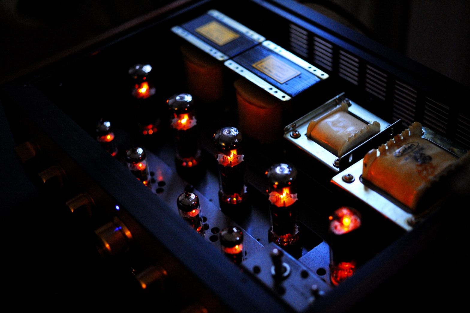 Ambience photo of Leben CS-600 tube amplifier.