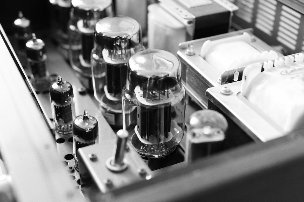 Linlai KT88 tube in the front - cathode/resistor toggle to the left. Four 6CS7 Sylvania tubes to the left - of which the last is only slightly seen.